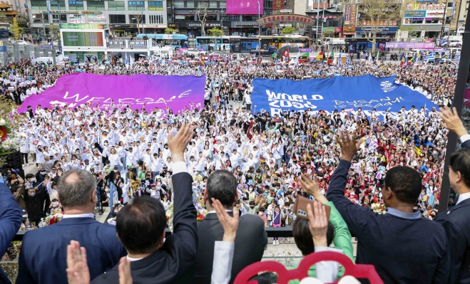 2030세계박람회 개최 후보지인 부산을 실사하기 위해 방한한 국제박람회기구(BIE) 실사단이 4일 오전 부산 동구 부산역에 도착, 환영 나온 시민들에게 인사하고 있다. 2023.4.4 부산 뉴시스