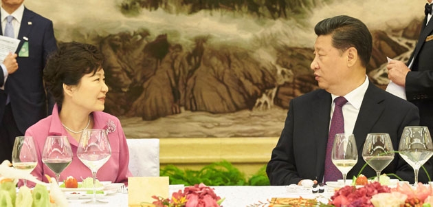 박근혜 대통령과 시진핑 중국 국가주석이 2015년 9월 베이징 인민대회당에서 열린 한중 정상회담 이후 특별오찬에서 대화하고 있다. 베이징 연합뉴스