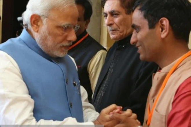 당카르(오른쪽)가 모디 인도 총리와 악수하는 사진을 자신의 SNS에 올렸다가 삭제했다.