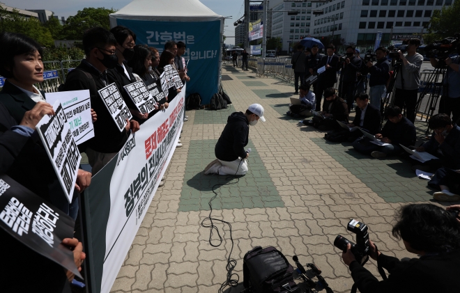 지난달 28일 국회 앞에서 전세사기 깡통전세 피해자 전국대책위 주최로 열린 정부 전세사기 특별법안 비판 기자회견에서 피해자가 무릎을 꿇고 피해 구제를 호소하고 있다. 2023.4.28 연합뉴스