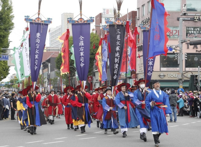 아산 성웅 이순신축제의 시작을 알리는 삼도수군통제사의 출정행렬이 열리고 있다. 아산시 제공