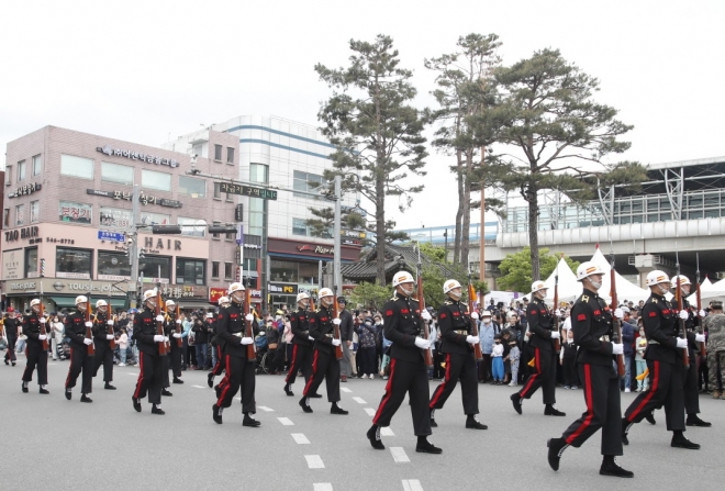 해병대의장대가 시범을 보이고 있다. 아산시 제공