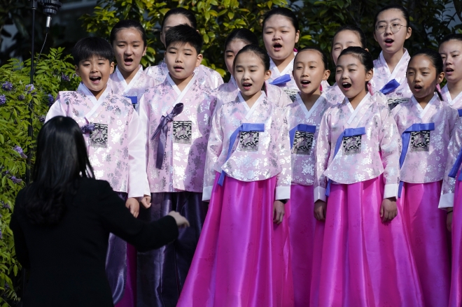 한미 정상회담 행사장에서 한복을 입고 노래를 부르고 있는 아이들.-AP 연합뉴스