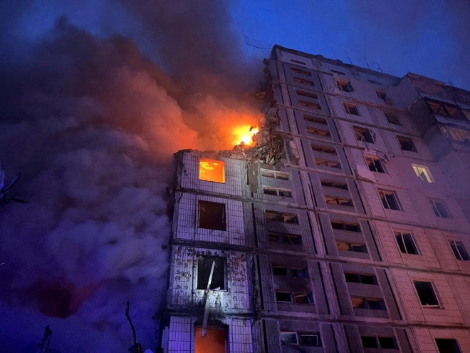 28일(현지시간) 러시아군의 미사일 공격으로 우크라이나 체르카시주 우만 아파트가 화염에 휩싸였다. 이날 공격으로 우만 아파트에서는 민간인 수십 명이 죽거나 다쳤다. 2023.4.28 로이터 연합뉴스