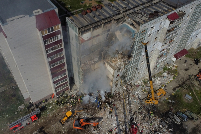 28일(현지시간) 러시아군의 미사일 공격으로 우크라이나 체르카시주 우만 아파트가 크게 파손됐다. 이날 공격으로 우만 아파트에서는 민간인 수십 명이 죽거나 다쳤다. 2023.4.28 로이터 연합뉴스