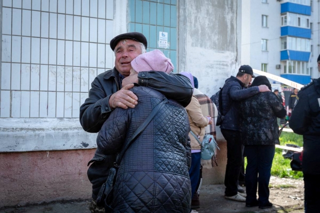 28일(현지시간) 러시아군의 미사일 공격으로 우크라이나 체르카시주 우만 아파트가 크게 파손되고 민간인 수십 명이 죽거나 다친 가운데, 사망자의 친척들이 아파트 앞에서 슬퍼하고 있다. 2023.4.28 우크라이나 내무부