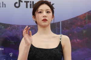 너무 긴장한 나머지…레드카펫에서 ‘얼음’된 여배우
