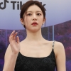 너무 긴장한 나머지…레드카펫에서 ‘얼음’된 여배우