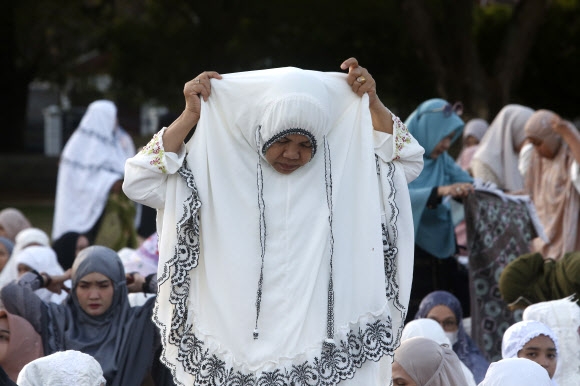 이슬람 문화권의 금식 기간인 라마단의 끝을 기념하는 이드 알피트르였던 지난 22일(현지시간) 인도네시아 서부 아체주(州)의 한 이슬람 사원에서 사람들이 기도를 하기 준비하고 있다. 사진은 기사 내용과 무관함. 2023.4.22 EPA 연합뉴스