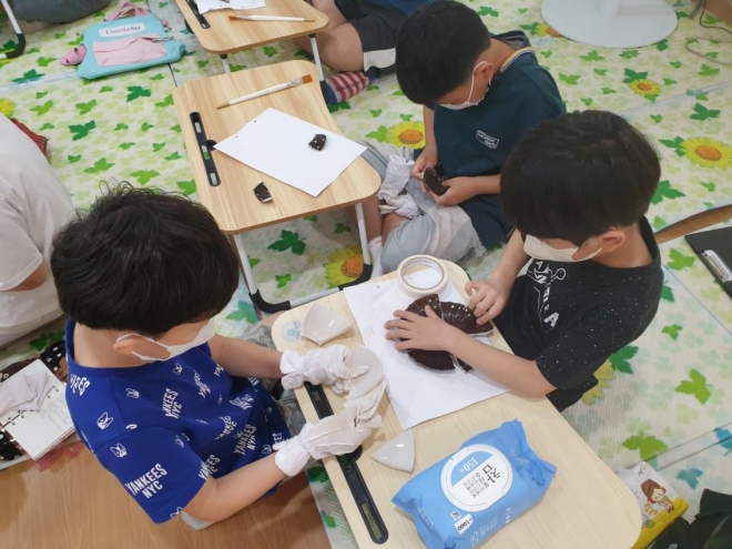 서울 금천구 호암산성학교 어린이 고고학교실에서 어린이들이 자기그릇 조각을 붙이는 체험을 하고 있다. 금천구 제공