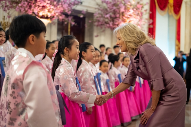 미국 영부인 질 바이든 여사가 지난 26일(현지시간) 백악관에서 한국어로 아리랑을 부른 뉴욕 뉴저지 한국학교 합창단 어린이들과 인사를 나누고 있다. 질 바이든 여사 트위터 캡쳐