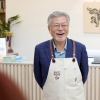 앞치마 두른 文 “평산책방, 양산에 도움되고 싶어 열었다”
