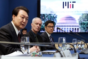 尹 대통령, MIT 석학과의 대화… 김건희 여사는 보스턴 미술관 방문