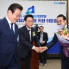 민주당 새물결 박광온, 돈 봉투 의혹 등 위기 관리 시험대... 이재명 “박광온과 합심해 총선 승리”