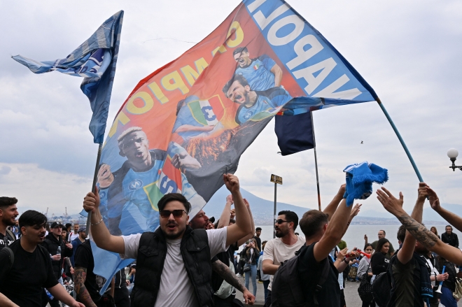 나폴리 서포터스들이 베수비우스 화산을 배경으로 깃발을 흔들며 33년 만의 통산 세 번째 리그 우승을 열광적으로 응원하고 있다.  [AFP 연합뉴스]
