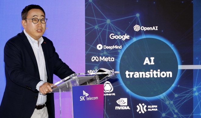 유영상 SK텔레콤 사장이 26일(현지시각) MWC23이 열리고 있는 스페인 바로셀로나에서 기자간담회를 갖고 ‘AI 컴퍼니’ 비전인 ‘AI to Everywhere’를 발표하고있다. 유사장은 자리에 함께한 주요 파트너사들과 함께 ‘K-AI 얼라이언스’를 구축하고 대한민국 AI 생태계를 키우겠다는 의지를 피력했다. 2023.2.26 바르셀로나=사진공동취재단