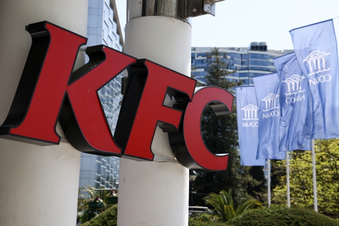 사진은 기사 본문과 무관함. 러시아 한 길거리에 걸려있는 KFC 간판. 타스통신 연합뉴스