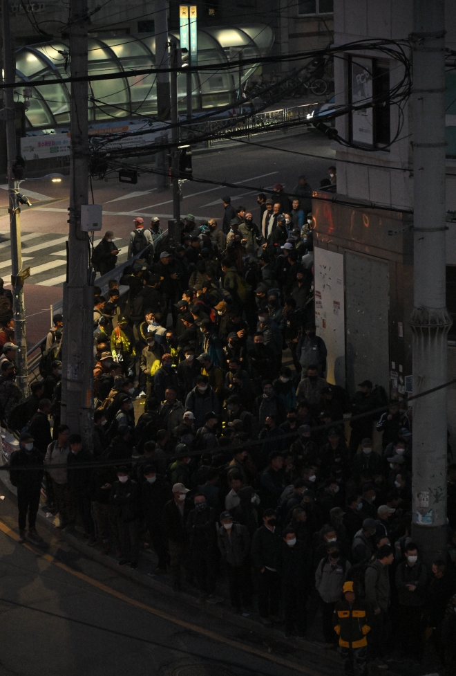 근로자의 날인 1일 새벽 인력사무소가 밀집한 서울 남구로역 인근에 일용직 노동자들이 일자리를 구하기 위해 길게 줄을 서 있다. 2023.5.1 홍윤기 기자