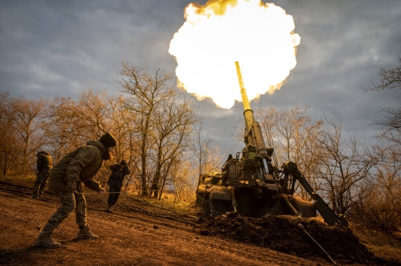 우크라이나 남부 헤르손 지역의 최전선에서 우크라이나 포병들이 러시아군을 향해 자주포를 발사하고 있다. 로이터 연합뉴스