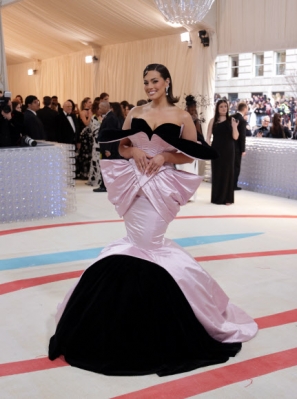 Ashley Graham arrives on the carpet for the 2023 Met Gala, the annual benefit for the Metropolitan Museum of Art‘s Costume Institute, in New York, New York, USA, 01 May 2023. The theme of this year’s event is the Met Costume Institute‘s exhibition, ’Karl Lagerfeld: A Line of Beauty.‘  EPA 연합뉴스