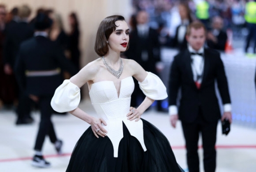 Lily Collins arrives on the carpet for the 2023 Met Gala, the annual benefit for the Metropolitan Museum of Art‘s Costume Institute, in New York, New York, USA, 01 May 2023. The theme of this year’s event is the Met Costume Institute‘s exhibition, ’Karl Lagerfeld: A Line of Beauty.‘  EPA 연합뉴스