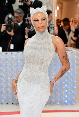 US rapper Doja Cat arrives for the 2023 Met Gala at the Metropolitan Museum of Art on May 1, 2023, in New York. - The Gala raises money for the Metropolitan Museum of Art‘s Costume Institute. The Gala’s 2023 theme is ?Karl Lagerfeld: A Line of Beauty. AFP) 연합뉴스