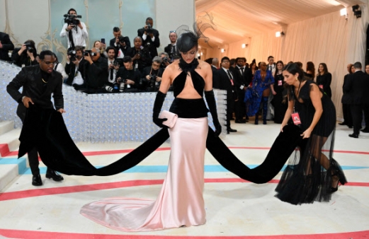 US actress/singer Jennifer Lopez arrives for the 2023 Met Gala at the Metropolitan Museum of Art on May 1, 2023, in New York. - The Gala raises money for the Metropolitan Museum of Art‘s Costume Institute. The Gala’s 2023 theme is ?Karl Lagerfeld: A Line of Beauty. AFP 연합뉴스