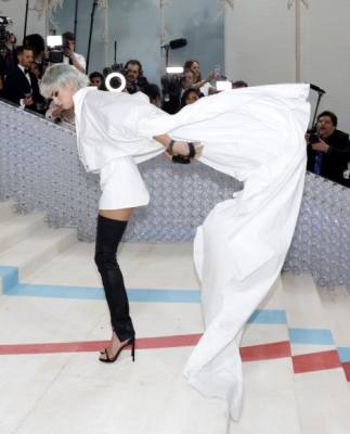 Cara Delevingne arrives on the red carpet for The Met Gala at The Metropolitan Museum of Art celebrating the opening of Karl Lagerfeld: A Line of Beauty in New York City on Monday, May 1, 2023. UPI 연합뉴스