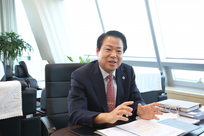 박성현 여수광양항만공사(YGPA) 사장이 2일 집무실에서 가진 서울신문과의 인터뷰에서 “2023년 여수항 개항 100주년을 맞아 글로벌 우수 항만들과 경쟁할 수 있도록 여수광양항을 더욱 발전시켜 고객과 지역사회로부터 사랑받는 YGPA를 만들겠다”고 강조하고 있다. YGPA 제공