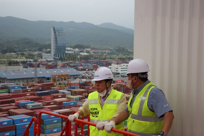 박성현(왼쪽) 여수광양항만공사 사장이 광양항 부두 현장 점검을 하고 있다. YGPA 제공
