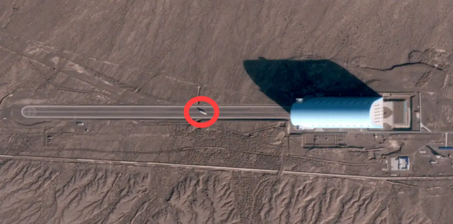 중국 신장자치구 쿠얼러시 인근 사막에 위치한 군 기지에서 찍힌 대형 비행선(붉은  동그라미). 출처: 블랙스카이