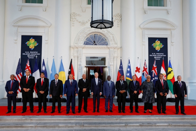 지난해 9월 조 바이든 대통령이 백악관에서 미국-태평양 도서국 정상회의 지도자들과 기념사진을 찍고 있다. 로이터 연합뉴스