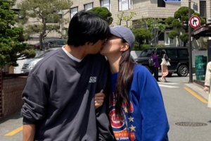 사람 많은 길거리서 키스하다 딱 찍힌 스타 부부