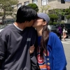 사람 많은 길거리서 키스하다 딱 찍힌 스타 부부
