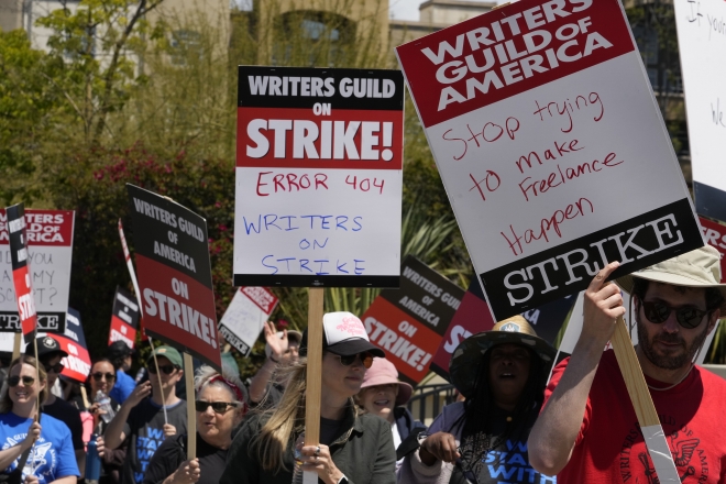 미국작가조합(WGA) 소속 작가들이 2일 화요일 로스앤젤레스 페어팩스 디스트릭트에 있는 CBS 방송사 건물 앞에서 “(정규직 작가를) 프리랜서 노동자로 만드는 시도를 멈춰라”고 써진 피켓을 들고 시위에 나섰다. 로스앤젤레스 AP 연합뉴스