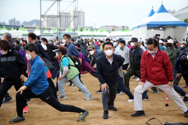 지난해 9월 열린 ‘안양천 사랑 가족 건강 걷기’ 행사에서 문헌일(오른쪽 두 번째) 서울 구로구청장이 구민들과 함께 준비 운동을 하고 있다. 구로구 제공