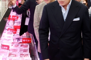 이마트 찾은 정용진 부회장 “미래형 마트 실험 통했다…매장 리뉴얼 지속 투자”
