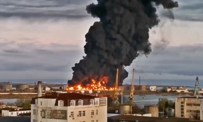 4월 29일(현지시간) 러시아 크림반도 항구도시 세바스토폴 유류저장고에서 폭발이 발생했다. 우크라이나는 흑해함대가 사용할 계획이었던 4만t 용량의 유류저장고 10개 이상을 파괴했으며, 이는 대반격을 위한 준비 과정이라고 밝혔다. 2023.4.30 텔레그램