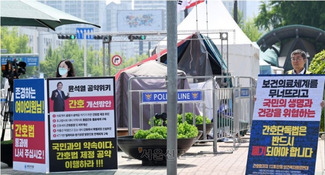 더불어민주당이 간호법 제정안을 국회 본회의에서 강행처리한데 반발해 보건복지의료연대가 총파업을 예고했다. 사진은 지난 27일 서울 여의도 국회앞에서 간호법 통과 찬성∙반대 단체가 시위하는 모습. 도준석 기자