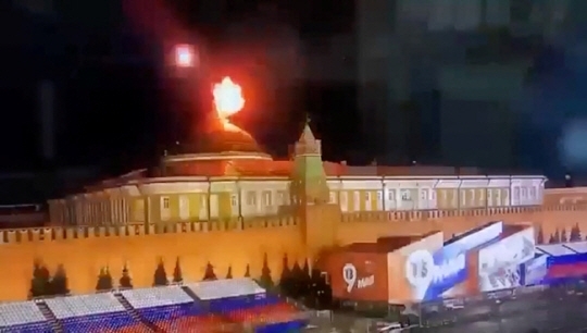 3일(현지시간) 러시아 모스크바 크렘린궁 건물 돔 지붕 위에서 불꽃과 연기가 터지고 있다. 크렘린궁은 인라 우크라이나 드론 2대가 블라디미르 푸틴 대통령을 암살하려 했다고 주장했다. 2023.4.3 붉은광장 폐쇄회로(CC)TV