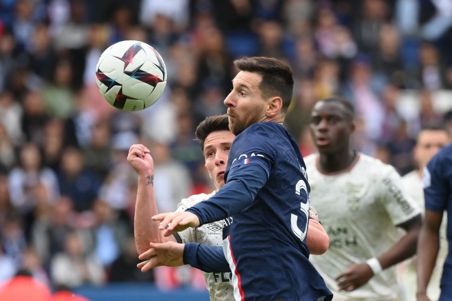 지난달 30일 프랑스 리그1 로리앙과의 홈 경기에서 볼을 다투는 PSG 리오넬 메시. [AFP 연합뉴스]