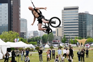 [포토多이슈] 서커스로 풍성한 어린이날