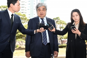 정부, 한상혁 방통위원장 면직 검토… 與, 文정부 임명 기관장 사퇴 압박