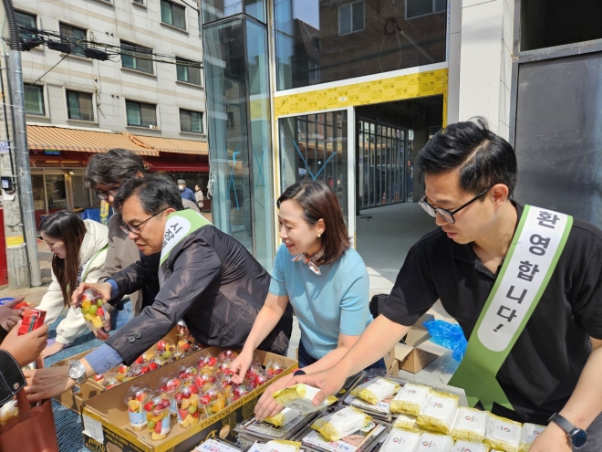 ‘영동전통시장’ 학생과 함께하는 장보기 체험행사에 참석한 이새날 의원(왼쪽 두 번째)