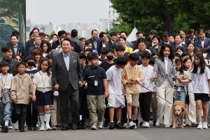 尹 “취임 때 마음 되새겨”… 꿈나무 위한 용산정원의 문 열다