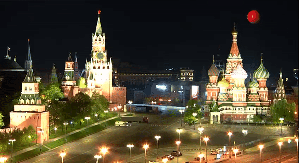3일(현지시간) 러시아 모스크바 크렘린궁 건물 돔 지붕 위에서 불꽃과 연기가 터지고 있다. 크렘린궁은 인라 우크라이나 드론 2대가 블라디미르 푸틴 대통령을 암살하려 했다고 주장했다. 2023.4.3 TVC