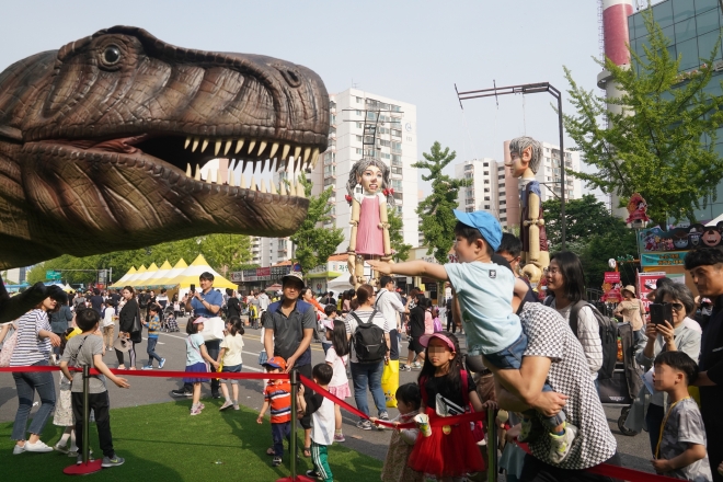 2019년 서울 노원구가 어린이날을 맞아 진행한 축제를 찾은 가족 방문객들이 공룡 모형을 보고 있다. 노원구 제공
