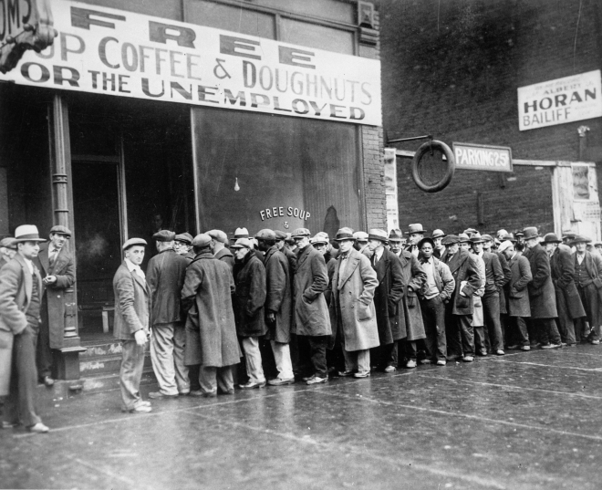 1929년 시작돼 1939년까지 10년 동안 지속된 ‘대공황’은 미국 역사상 가장 길었던 경제 위기로 평가받는다. 시작은 검은 화요일로 알려진 1929년 월스트리트 대폭락으로 촉발됐다. 대공황 시기였던 1931년 시카고의 무료 급식소에서 식사를 얻어먹기 위해 줄을 선 실업자들의 모습. 위키피디아 제공