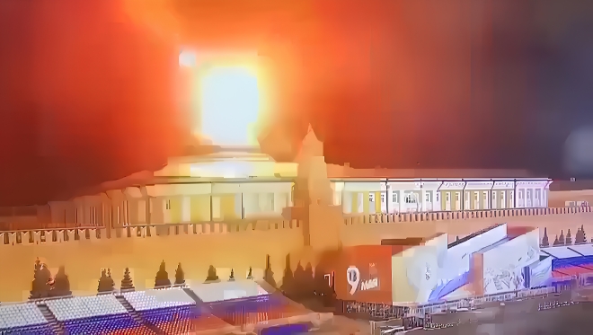 3일(현지시간) 드론 공격 직후 화염과 연기가 피어오르는 러시아 모스크바의 블라디미르 푸틴 대통령 집무실이 있는 크렘린의 돔 지붕을 찍은 폐쇄회로(CC)TV 영상. 모스크바 UPI 연합뉴스