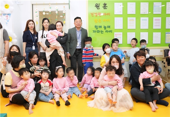 박진희 하남시의회 부의장과 박선미 의회운영위원장이 지난 4일 101번째 어린이날을 맞아 어린이 시설을 방문해 현장의 목소리를 경청하고 있다.